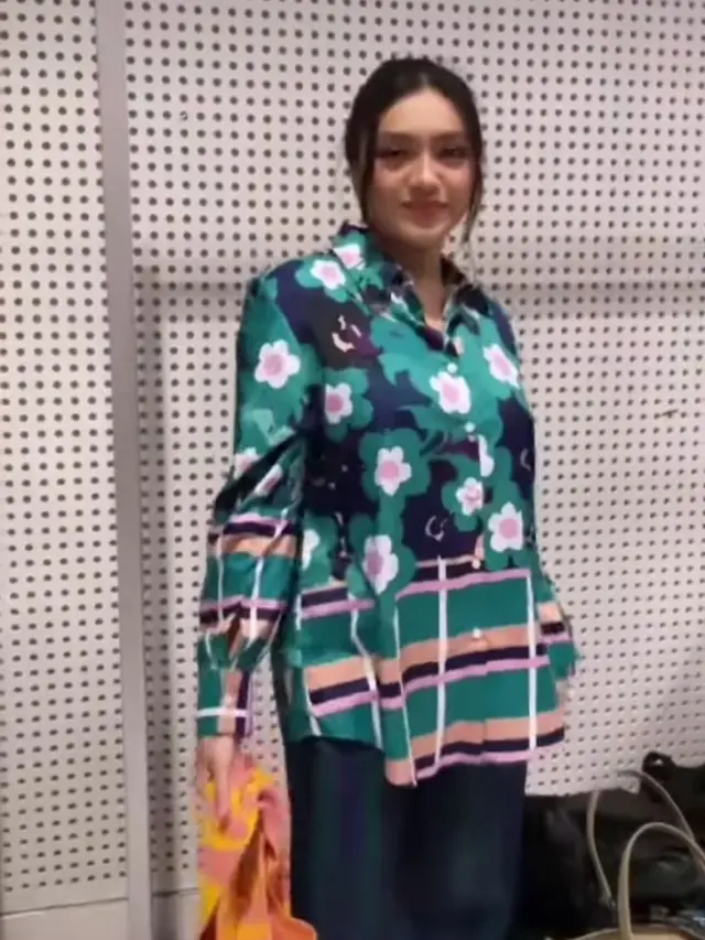 Sudah Kenal Riasan, Ini 7 Gaya Alleia Putri Ariel Noah yang Makin Fashionable