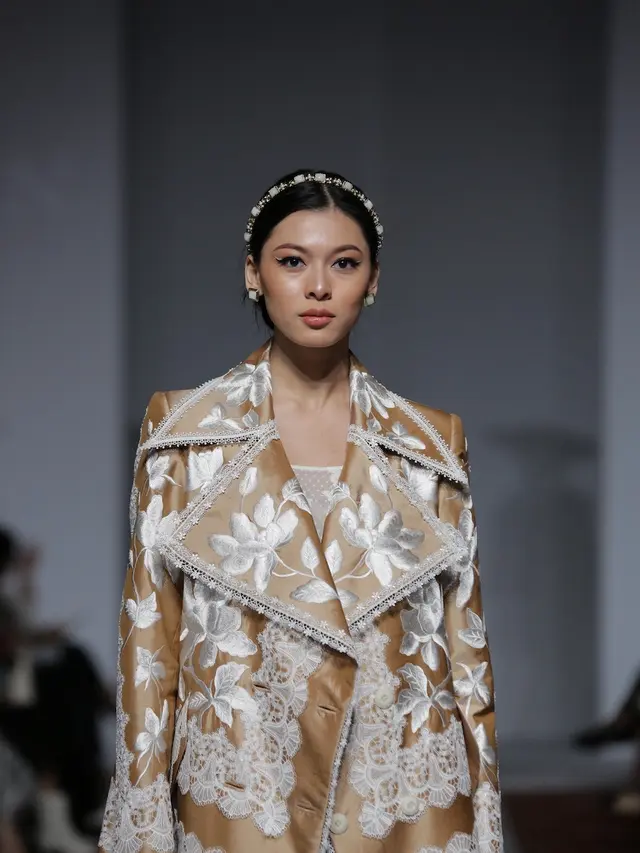 Cerminan Citra Wanita Indonesia Mandiri dalam Koleksi Niti Senja Denny Wirawan