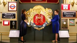 Petugas menunjukkan pajangan berlapis emas dan dilapisi dari MV Spirit of Chartwell yang digunakan sebagai Royal Barge pada tahun 2012 Thames Jubilee Pageant jelang pameran Hadiah Kerajaan di Istana Buckingham, London (20/07). (AFP PHOTO / Tolga Akmen)