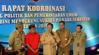 Menteri Dalam Negeri Tito Karnavian (tengah) bersama Gubernur Bali  I Wayan Koster (kedua kiri) didampingi Plt. Direktur Jenderal Politik dan Pemerintahan Umum Bahtiar (kedua kanan) dalam Rapat Koordinasi bidang Politik dan Pemerintahan Umum dan Deteksi D