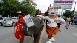 Kampanye mengajak warga untuk ikut dalam referendum pada 7 Agustus mendatang, Thailand, Senin (1/8). Sejumlah gajah ikut serta dalam kampanye tersebut. (REUTERS / Chaiwat Subprasom)