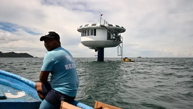 Pria Hdup di Dalam Laut