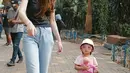 Dengan gaya yang lebih santai, Aaliyah Massaid kenakan t-shirt dengan celana jeans dan sneakers [@aaliyah.massaid]