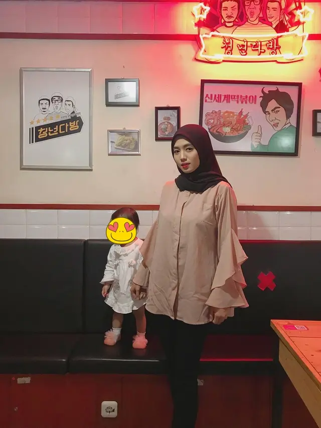 6 Potret Terkini Dena Eks JKT48 Saat Asuh Anak, Jadi Ibu Siaga