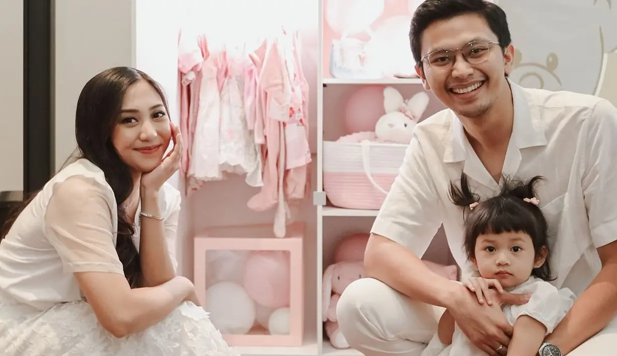 Umumkan tengah hamil anak kedua berjenis kelamin laki-laki, Nikita Willy tampil stunning dengan outfit kasualnya. Ia memamerkan baby bump yang kian membesar dibalut crop top dan long pants hitam. [@nikitawillyofficial94/@nonawilly16].