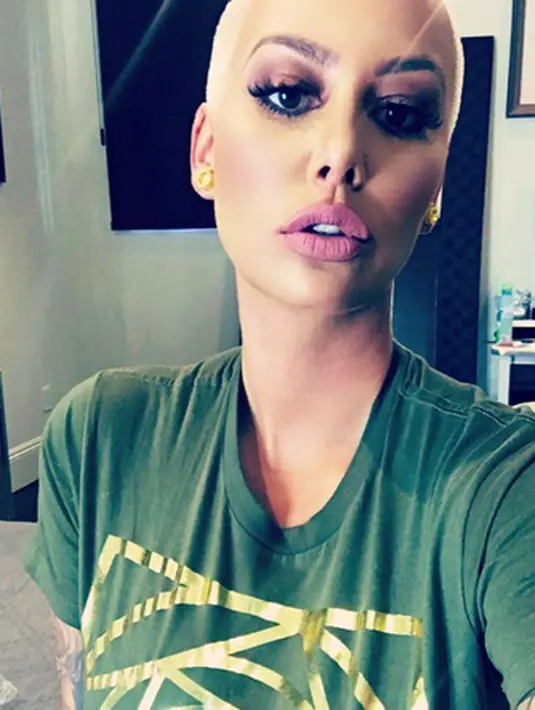 Baru-baru ini muncul kabar mengenai Amber yang sedang berpikir untuk melakukan operasi pada bagian payudaranya. Tak sembarangan, ternyata ia punya alasan tersendiri untuk melakukan operasi tersebut. (Instagram/amberrose)