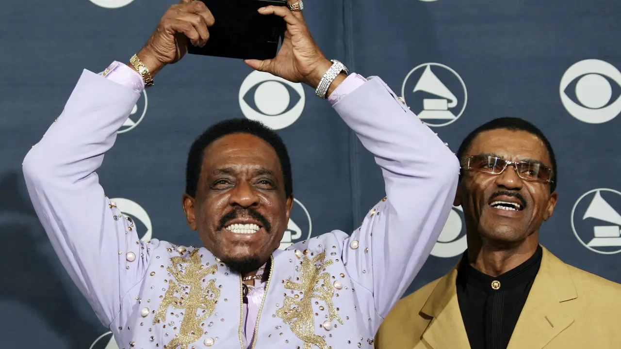 Ike Turner (kiri) bersama putranya, Ike Tuner Jr. (kanan)pada Grammy Awards 2007. (GABRIEL BOUYS / AFP)