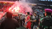 Suasana mencekam di Stadion Gelora Bung Tomo setelah Persebaya Surabaya kalah dari PSS Sleman 2-3, Selasa (29/10/2019). (Bola.com/Aditya Wany)