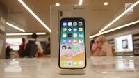 Sebuah iPhone X terbaru dipajang di gerai  iBox, Central Park, Jakarta, Jumat (22/12). iPhone 8, iPhone 8 Plus, dan iPhone X dijual dengan harga 15 hingga 20 juta rupiah tergantung kapasitas memori. (Liputan6.com/Angga Yuniar)
