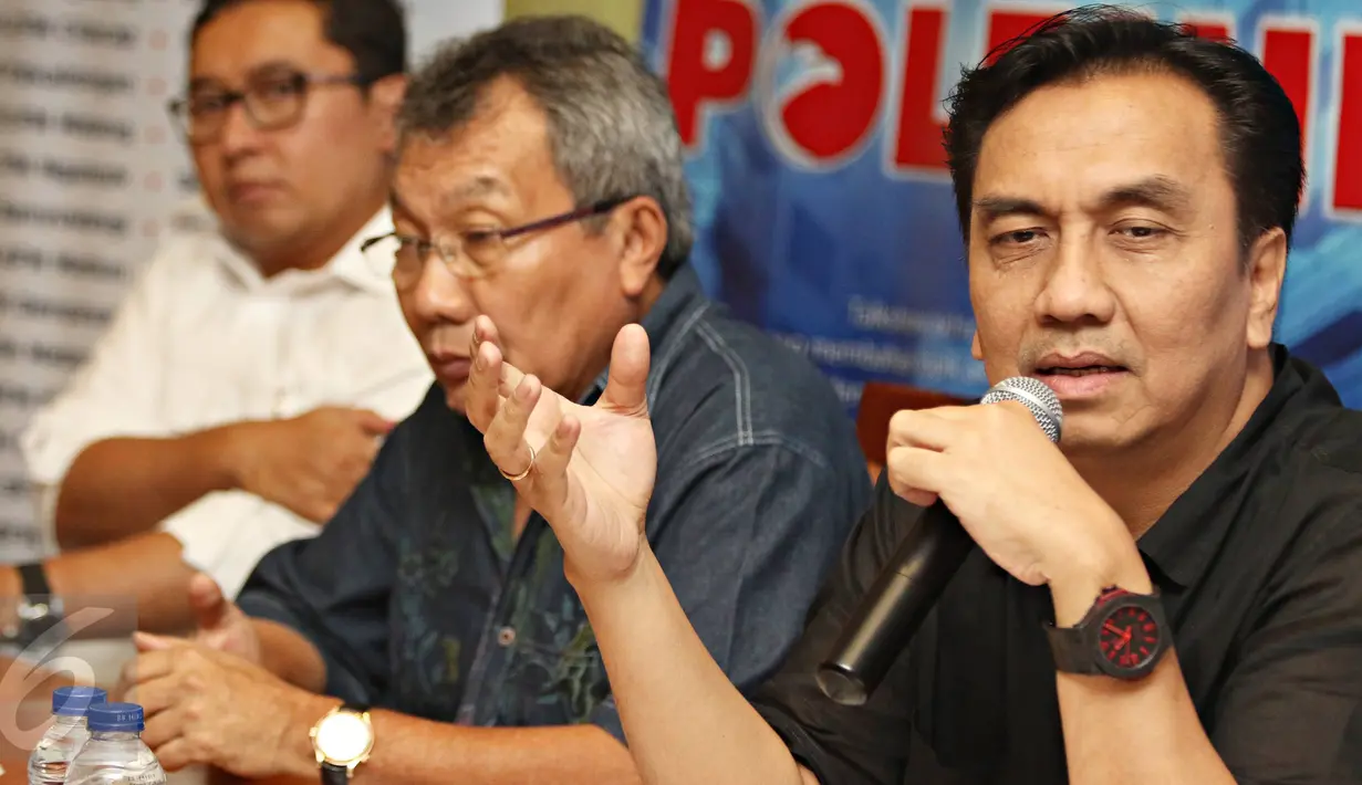 Anggota DPR F-PDIP Effendi Simbolon menjadi pembicara pada diskusi 'Freeport Bikin Repot' di Jakarta, Sabtu (21/11). Diskusi itu membahas kekisruhan antara pemerintah dengan Ketua DPR Setya Novanto terkait kontrak Freeport (Liputan6.com/Immanuel Antonius)