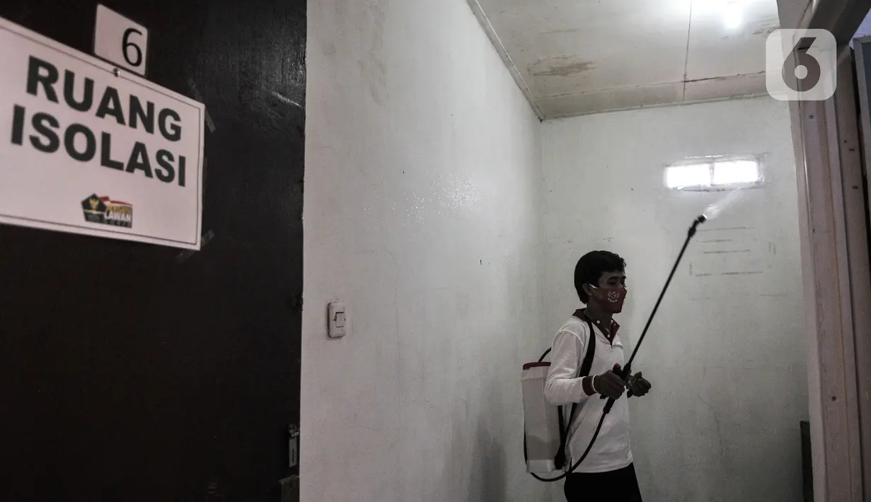 Anggota Lembaga Keswadayaan Masyarakat (LKM) mendisinfeksi kamar isolasi COVID-19 di RW 05 Kelurahan Kuningan Barat, Jakarta, Kamis (27/8/2020). Ruang isolasi tersebut dilengkapi tempat tidur, lemari, hingga kamar mandi. (merdeka.com/Iqbal S. Nugroho)