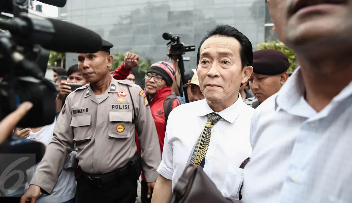 Ayah Wayan Mirna, Darmawan Salihin berjalan meninggalkan PN Jakarta Pusat, Rabu (15/6/2016). Tidak banyak kata yang terucap dari Darmawan saat diwawancara awak media terkait sidang perdana Jessica Kumala Wongso. (Liputan6.com/Faizal Fanani)