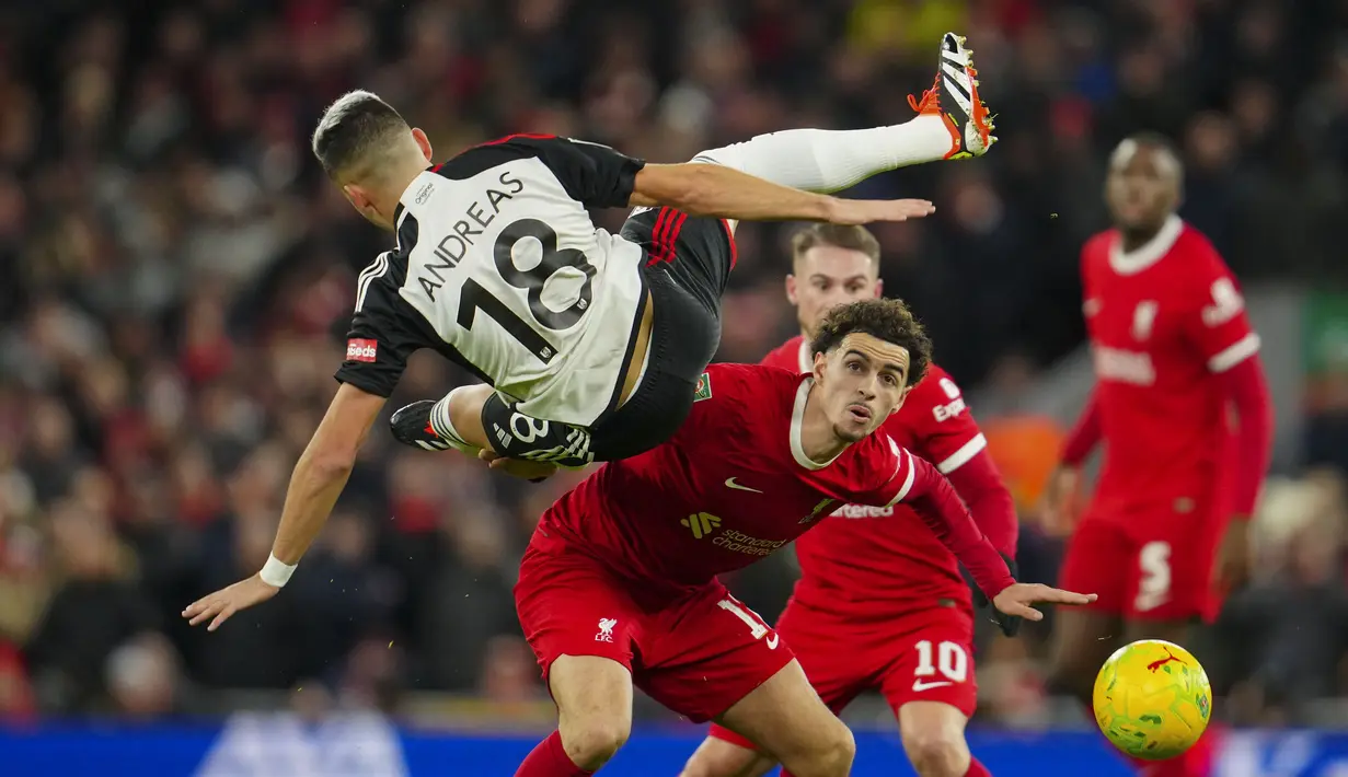 Hasil ini jadi modal positif buat Liverpool untuk melakoni laga leg kedua babak semifinal Piala Liga Inggris di markas Fulham, dua pekan mendatang. (AP Photo/Jon Super)