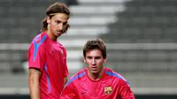 Dua pesepak bola dunia, Lionel Messi dan Zlatan Ibrahimovic yang pernah berkarier bersama Barceona. (AFP). 