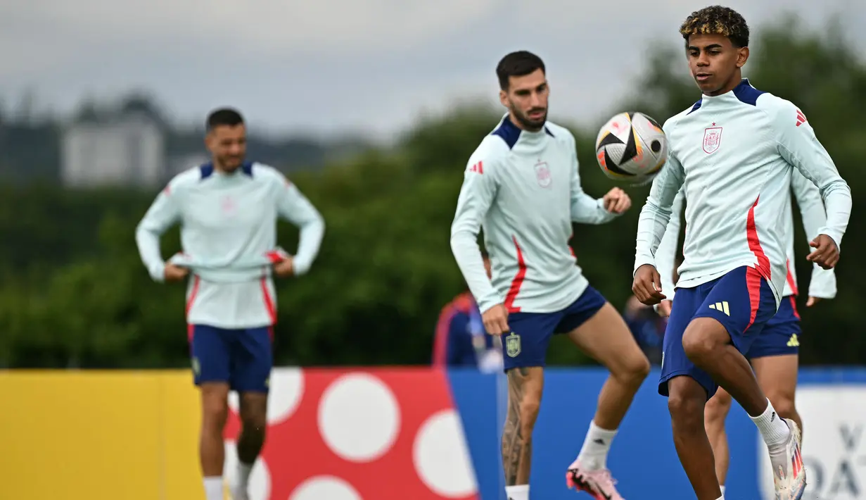 Penyerang Spanyol #19 Lamine Yamal menghadiri sesi latihan MD-1 menjelang laga final Euro 2024, di base camp tim di Donaueschingen, Sabtu (13/7/2024). (JAVIER SORIANO / AFP)