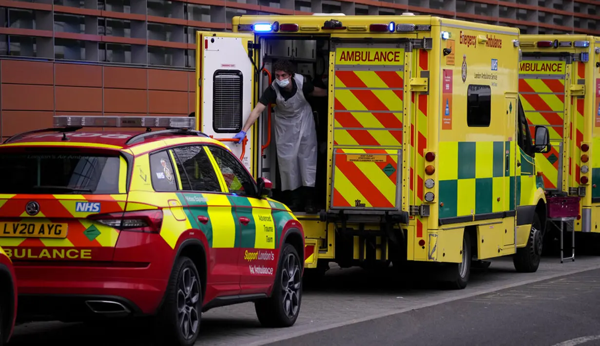 Seorang paramedis membuka pintu belakang ambulans untuk membawa pasien ke Rumah Sakit Royal London, Inggris memangkas waktu isolasi pasien COVID-19 dari 10 menjadi 7 hari karena kekurangan tenaga kesehatan akibat lonjakan kasus yang dipicu Omicron. (AP Photo/Matt Dunham)