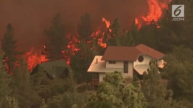Terjadi kebakaran hebat di pegunungan California Selatan, Amerika Serikat. Rumah-rumah hangus dilalap api, dan puluhan ribu orang dievakuasi.