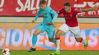 Pemain Barcelona, Gerard Deulofeu berebut bola dengan pemain Real Murcia, Juan Ramon Gomez pada leg pertama 32 besar Piala Raja di stadion Nuevo Condomina, Rabu (25/10). Tanpa Lionel Messi dan Luis Suarez, Barcelona menggasak Murcia 3-0. (AP/Ferran Viros)