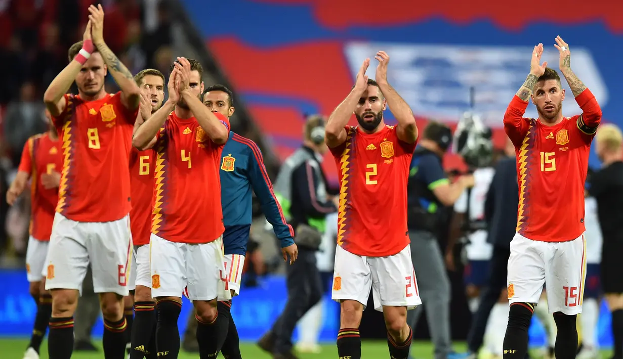 Para pemain Spanyol menyapa suporter usai mengalahkan Inggris pada laga UEFA Nation League di Stadion Wembley, London, Sabtu (8/9/2018). Inggris kalah 1-2 dari Spanyol. (AFP/Glyn Kirk)