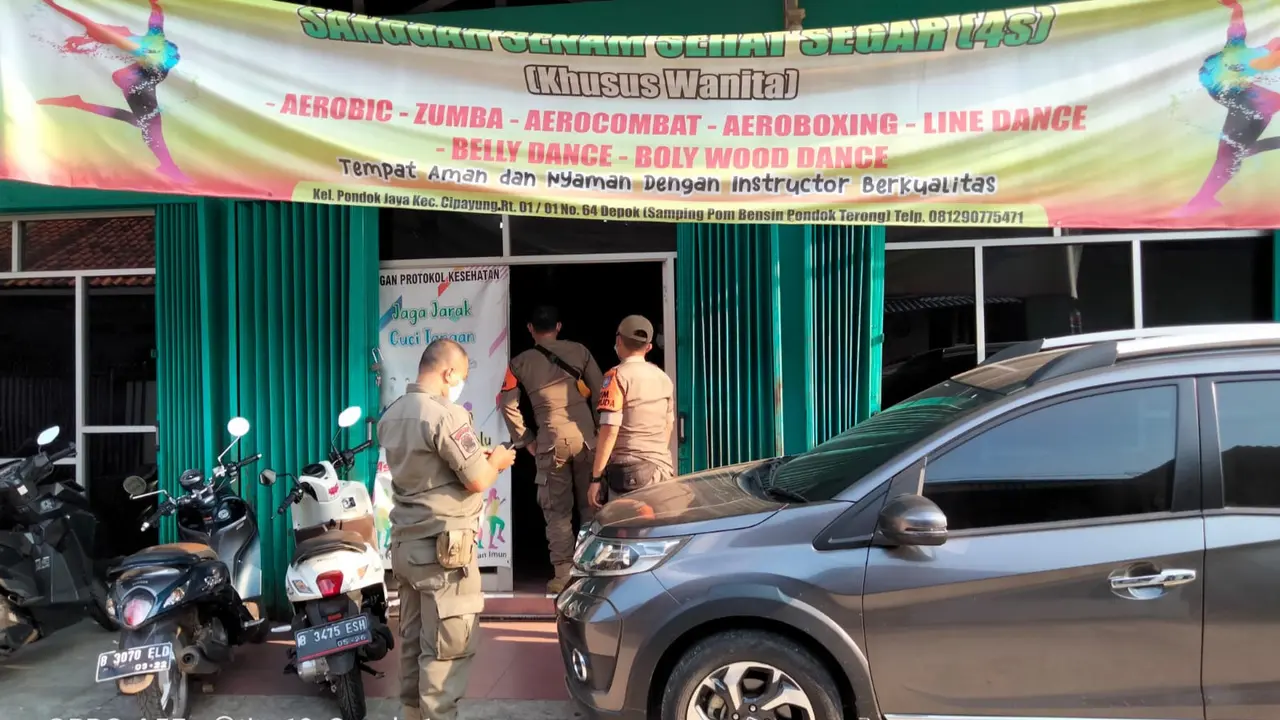 Satpol PP Kota Depok membubarkan lomba burung berkicau saat periode perpanjangan PPKM Level 4