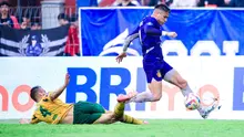 Momen ketika striker Persik, Ramiro Fergonzi, berhasil melewati bek Persebaya, Dime Dimov, pada laga pekan ke-31 BRI Liga 1 2024/2025 di Stadion Brawijaya, Kota Kediri, Senin (5/5/2025). Persik Kediri dan Persebaya Surabaya bermain imbang 3-3 dalam laga tersebut. (Bola.com/Gatot Sumitro)