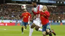 Gelandang Spanyol, David Silva, berebut bola dengan bek Kosta Rika, Kendall Waston, pada laga persahabatan di Stadion La Rosaleda, Sabtu (11/11/2017). Spanyol menang 5-0 atas Kosta Rika. (AP/Miguel Morenatti)