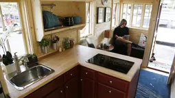 Meski mungil, rumah ini memiliki fasilitas layaknya rumah biasa, seperti kamar mandi, tempat tidur dan dapur, Colorado, Senin (4/8/14). (REUTERS/Rick Wilking)