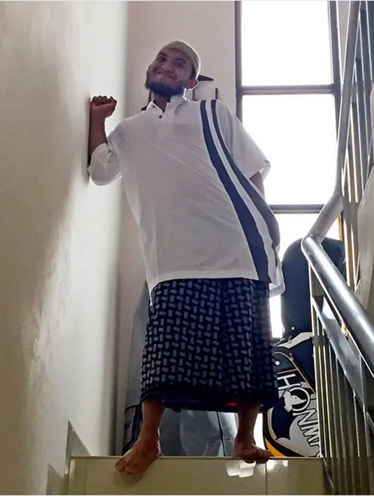 Masih menurut kabar yang beredar, mantan istri Lucky Hakim itu tidak mau dinafkahi dari hasil uang joged. Selama ini, kita ketahui bahwa Caisar dikenal melalui jogednya di acara YKS. (Instagram/caisar_yang_belomsempurna)