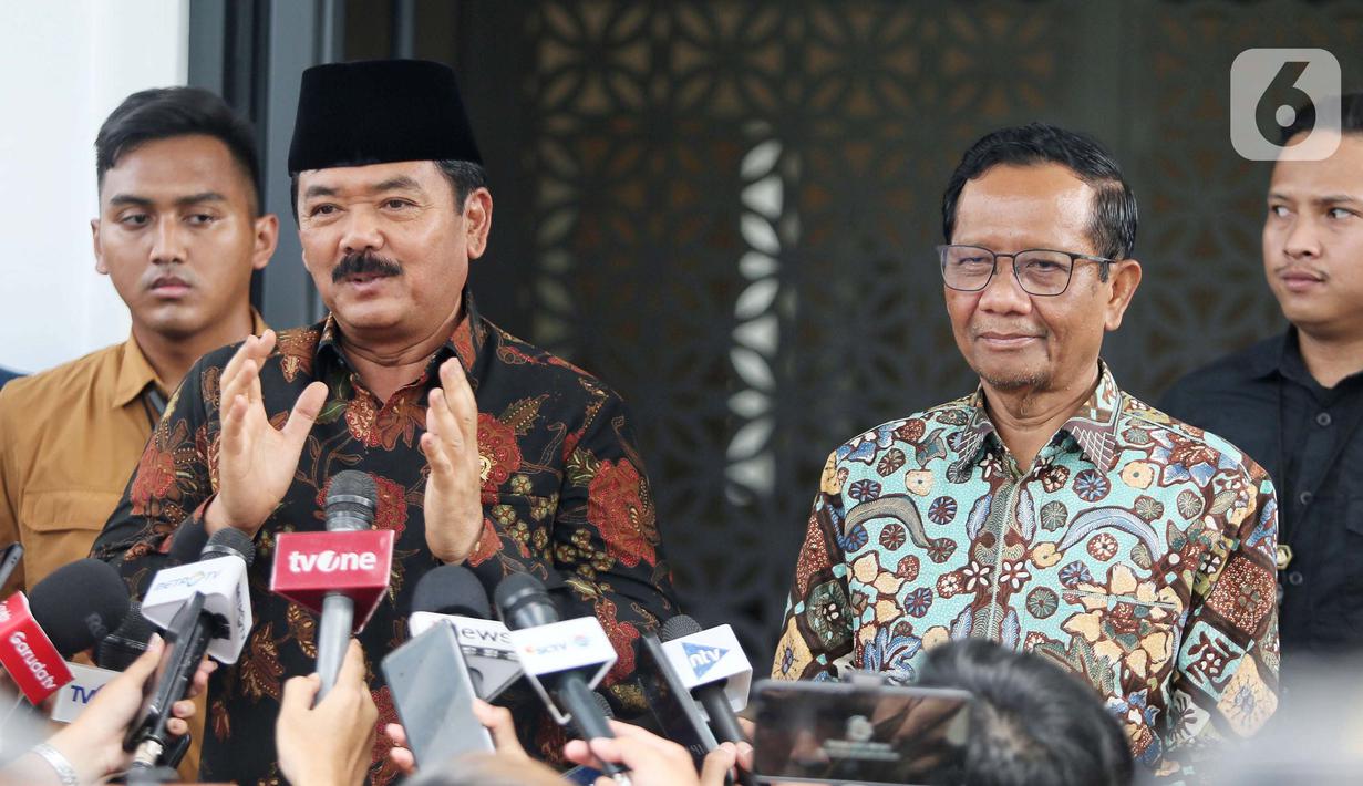 Menko Polhukam Hadi Tjahjanto memberi keterangan terkait pertemuan dengan Mahfud Md di Jakarta, Kamis (22/2/2024). (Liputan6.com/Angga Yuniar)