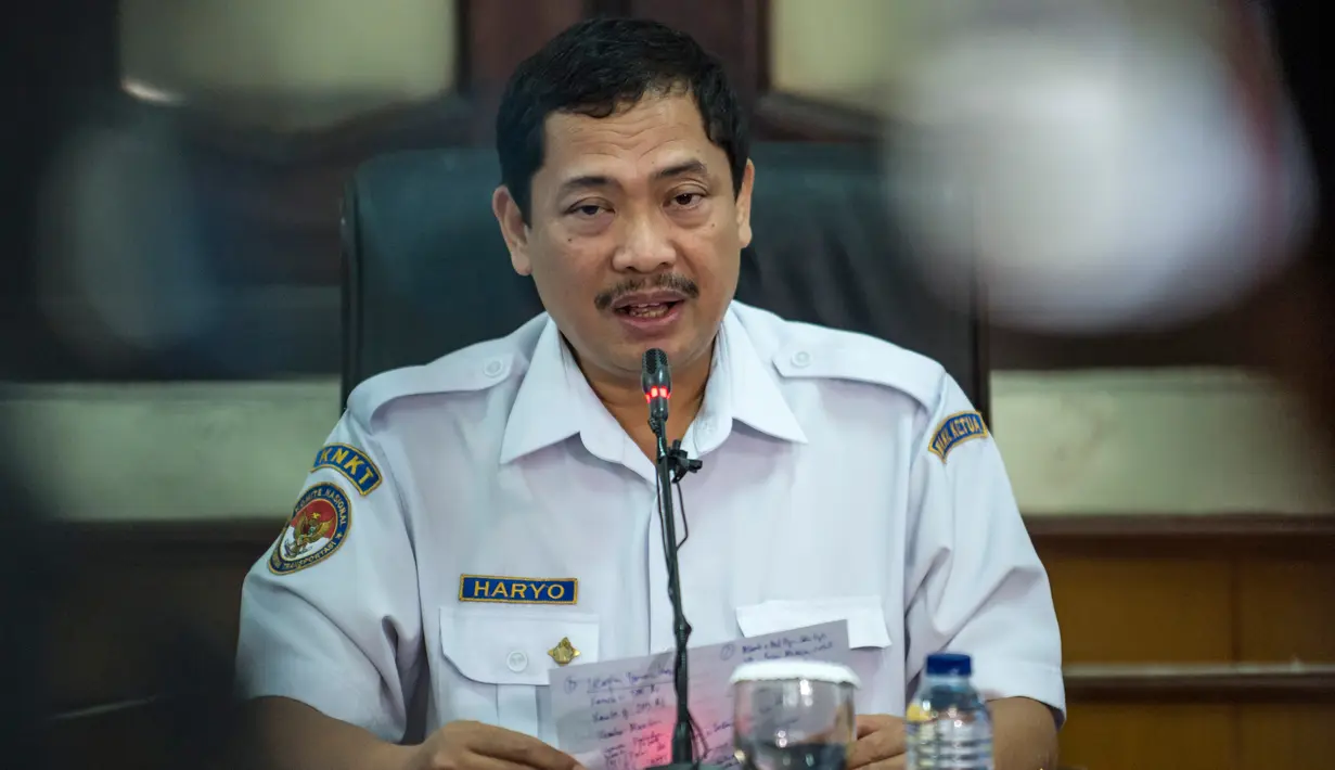 Wakil Ketua KNKT Haryo Satmiko saat konferensi pers kecelakaan pesawat Lion Air PK-LQP di Jakarta, Rabu (28/11). KNKT mengungkap temuan awal investigasi jatuhnya Lion Air PK-LQP dan rekomendasi bagi Lion Air untuk keselamatan penerbangan. (Bay ISMOYO/AFP)