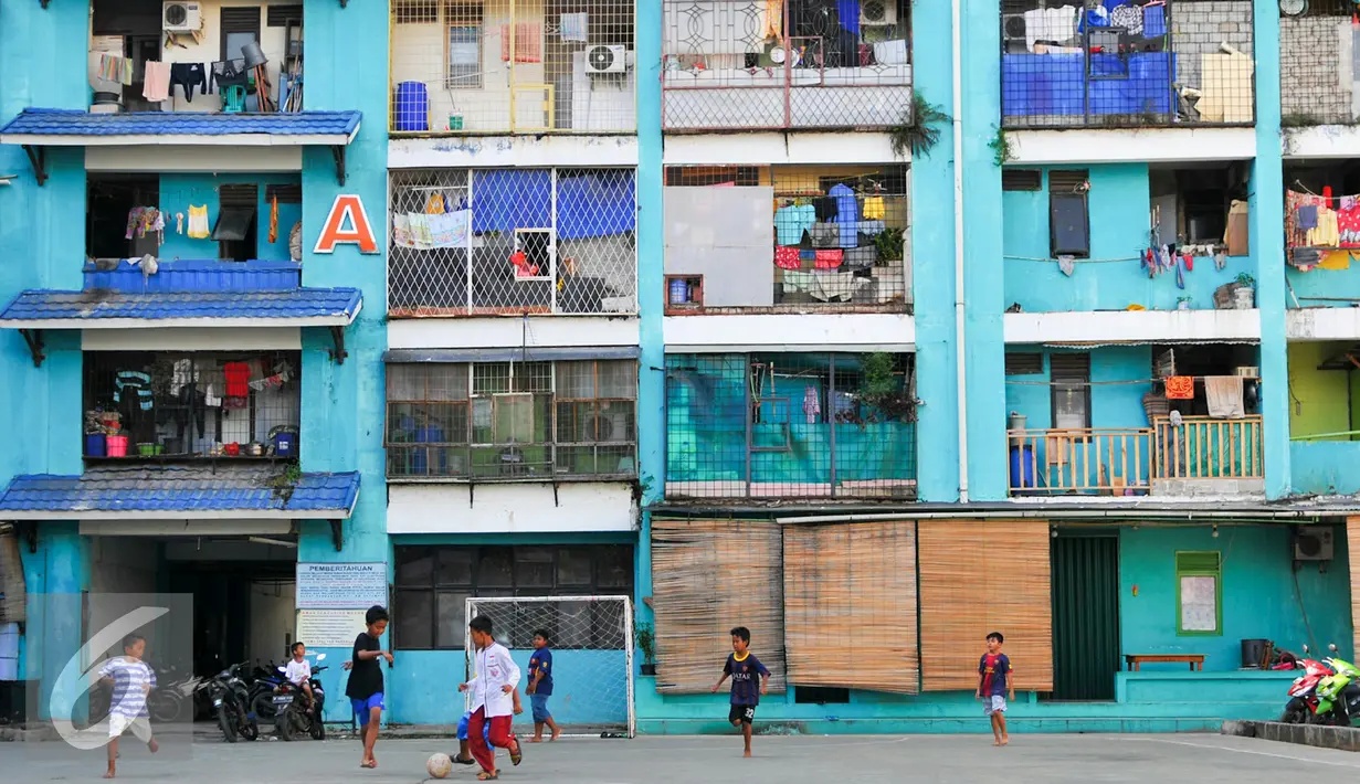 Anak-anak bermain di halaman Rusun Muara Kapuk, Jakarta, Jumat (22/4/2016). Sebanyak 10 unit rusun yang kedapatan terindikasi diperjualbelikan disegel oleh Petugas. (Liputan6.com/Yoppy Renato)