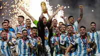 Pemain Argentina Lionel Messi bersama rekan setimnya mengangkat trofi juara usai mengalahkan Prancis pada pertandingan sepak bola final Piala Dunia 2022 di Stadion Lusail, Lusail, Qatar, 18 Desember 2022. Argentina menang 4-2 dalam adu penalti setelah pertandingan berakhir imbang 3 -3. (AP Photo/Martin Meissner)