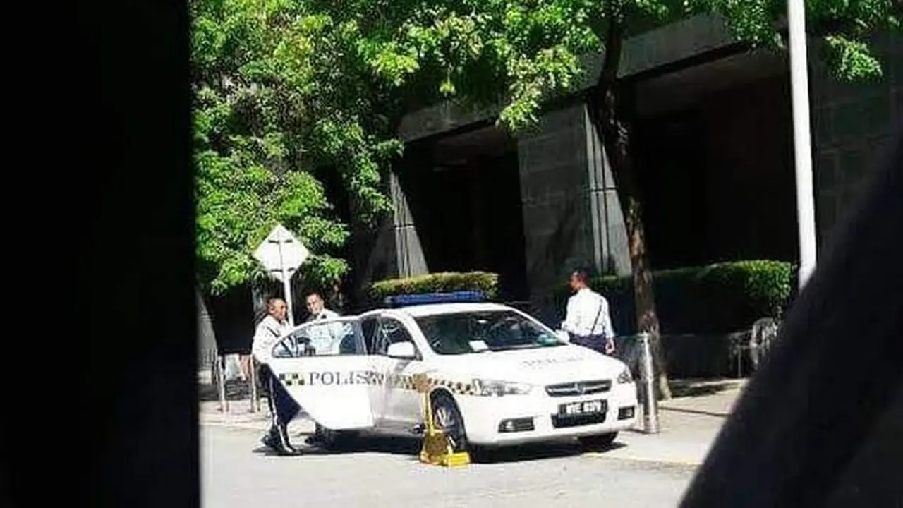 Mobil patroli polisi digembok