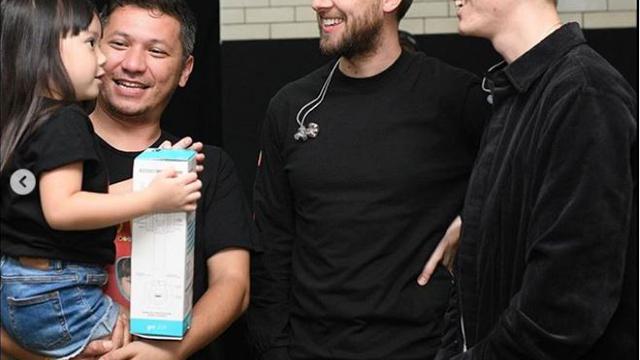 Gempi bersama band Honne (Foto: Instagram/@gadiiing)