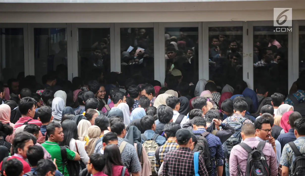 Para pencari kerja memadati Job Fair yang diadakan di Istora GBK, Jakarta, Rabu (19/9). Job Fair bertajuk Jakarta spektakuler "Job for Career" diikuti lebih dari 120 perusahaan BUMN, swasta skala nasional maupun internasional. (Liputan6.com/Faizal Fanani)