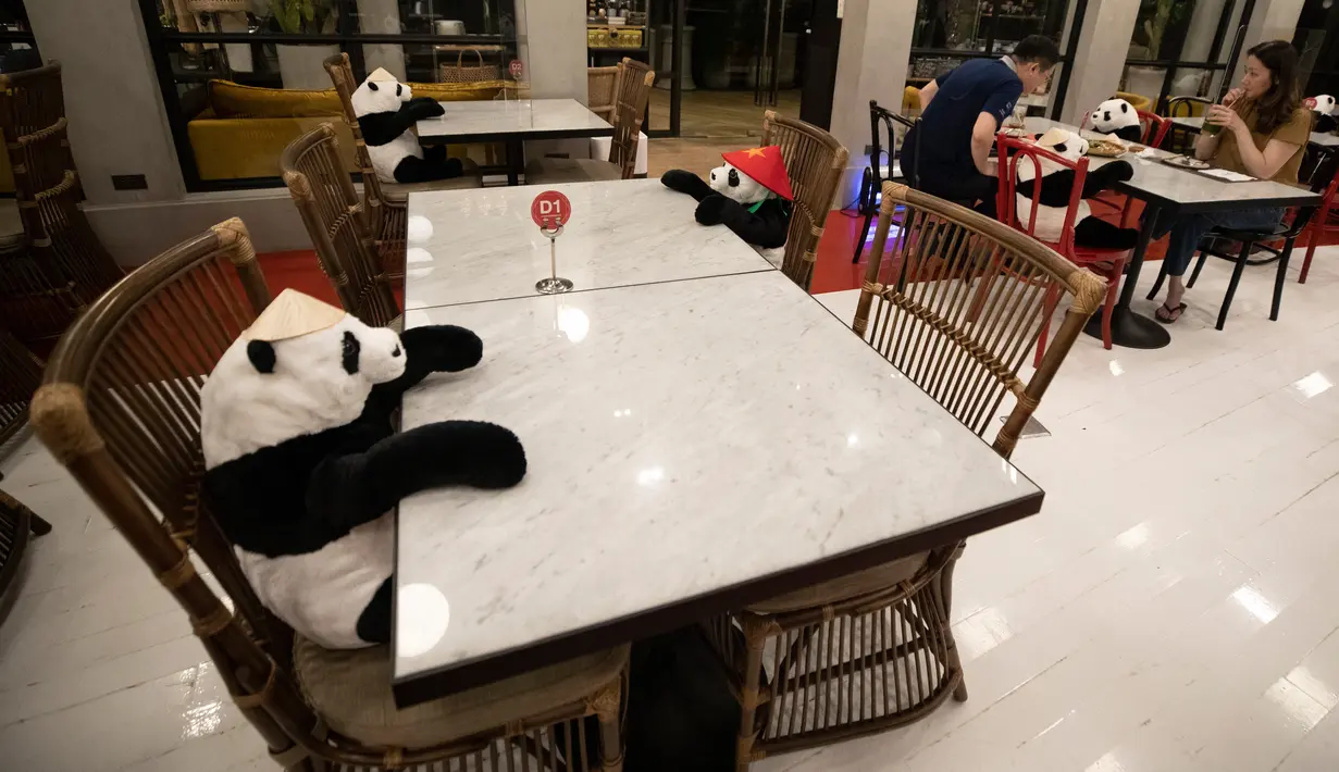 Restoran Maison Saigon menggunakan boneka panda untuk menjaga jarak para tamu di Bangkok, Rabu (13/5/2020). Pemerintah Thailand sudah memberlakukan pelonggaran lockdown atau pembatasan wilayah sehingga sejumlah restoran dan toko-toko dapat beroperasi kembali seperti biasa. (AP/Sakchai Lalit)
