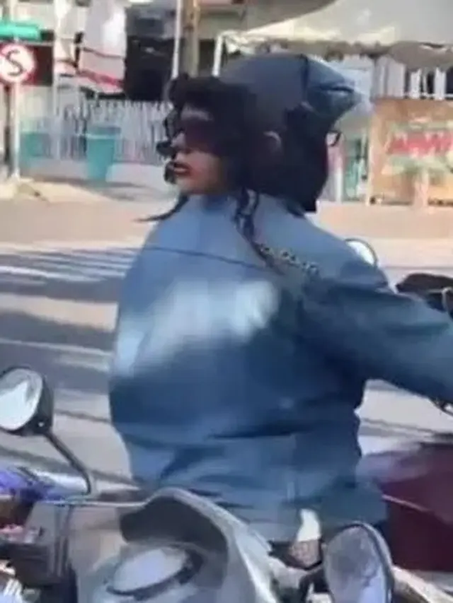6 Potret Helm Bermuka Dua Ini Bikin Kaget Pengendara Lain,