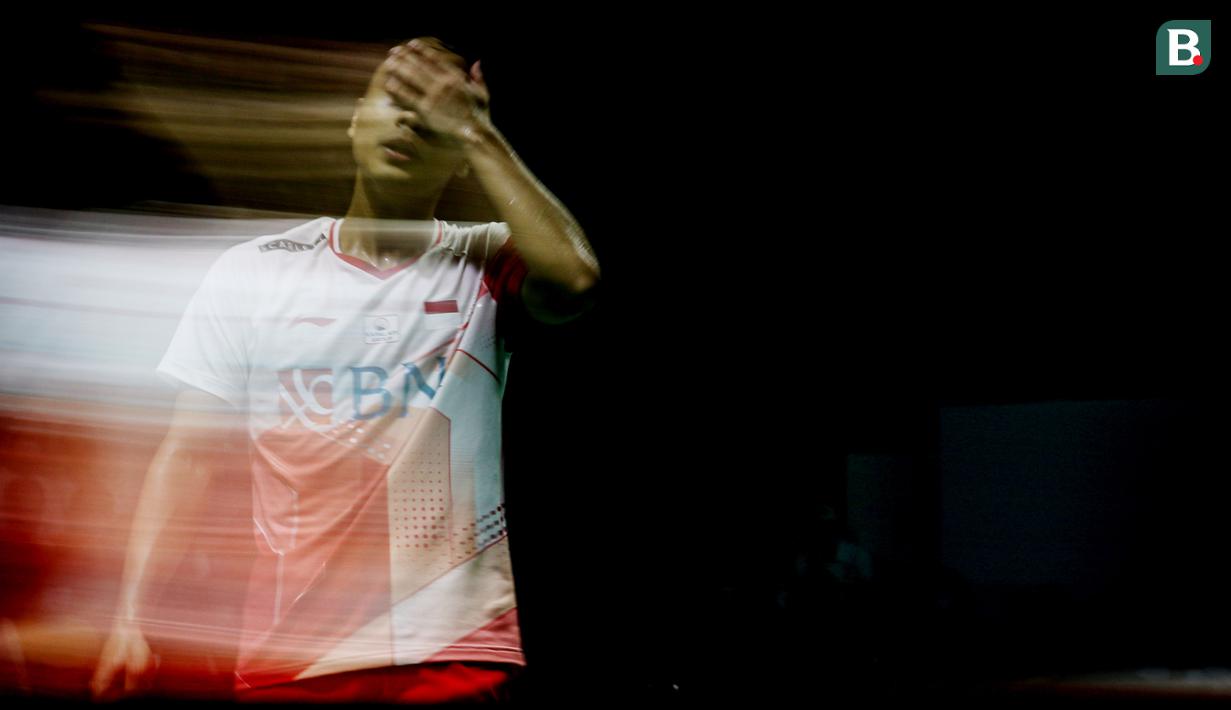 Dari sektor tunggal putra, Anthony Ginting memberikan perlawanan ketat terhadap unggulan utama asal Denmark, Viktor Axelsen. Ginting kalah lewat rubber-game, 13-21, 21-19, dan 9-21. (Bola.com/Bagaskara Lazuardi)