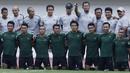 Pemain dan staf pelatih Timnas Indonesia foto bersama usai sesi latihan di Stadion Wibawa Mukti, Jawa Barat, Sabtu (03/11/2018). Danurwindo ambruk ketika seluruh tim dan ofisial melakukan sesi foto bersama. (Bola.com/M Iqbal Ichsan)