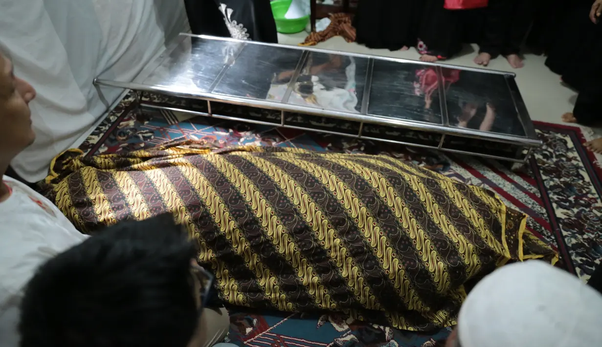 Isye Faizah ibunda Jane Shalimar meninggal dunia dalam usia 65 tahun. Setelah selesai disalatkan di masjid dekat kediamannya, almarhum langsung dimakamkan setelah salat Jumat. (Adrian Putra/Bintang.com)