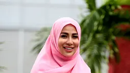 Penyanyi berusia 35 tahun ini tampil memakai hijab dan pakaian yang syar'i dengan paduan pink dan biru, ditambah dengan senyuman di wajahnya, penampilannya semakin cerah (KapanLagi.com/Deki Prayoga)