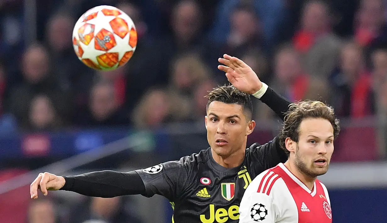 Megabintang Juventus, Cristiano Ronaldo berebut bola dengan bek Ajax Amsterdam, Daley Blind pada laga pertama perempat final Liga Champions 2018-2019 di Amsterdam Arena, Rabu (10/4). Juventus harus puas bermain imbang 1-1 di kandang Ajax Amsterdam. (EMMANUEL DUNAND / AFP)