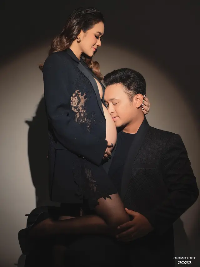Segera Melahirkan, Ini 7 Maternity Shoot Gilang Dirga dan Adiezty Ferza