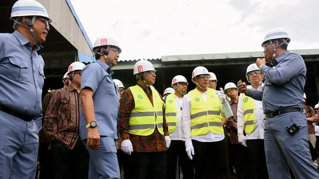 Menko Ekonomi Darmin Nasution bersama Gubernur Sumatera Utara, Edy Rahmayadi, meninjau pabrik peleburan aluminium PT Inalum di Kabupaten Batubara.