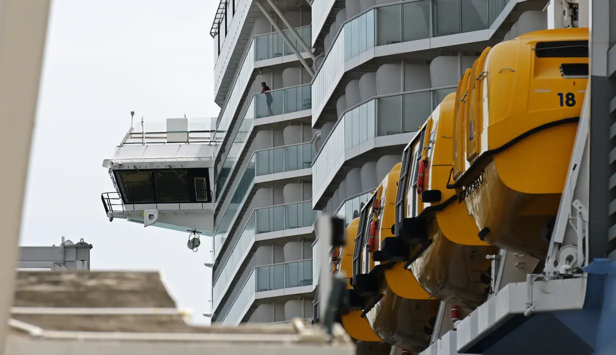 Penumpang terlihat di kapal pesiar Royal Caribbean Quantum of the Seas yang berlabuh di Marina Bay Cruise Center, Singapura, 9 Desember 2020. Royal Caribbean kembali ke Singapura pada Rabu (9/12) pagi setelah seorang penumpang berusia 83 tahun positif terinfeksi COVID-19. (Xinhua/Then Chih Wey)