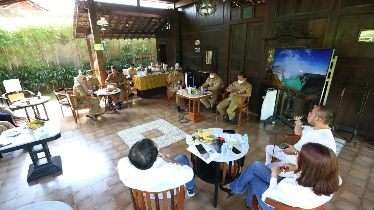 Urai Kesulitan Perizinan karena UU Cipta Kerja, Bupati Ipuk Instruksikan Jajaran Ngopi Bareng Pelaku Usaha