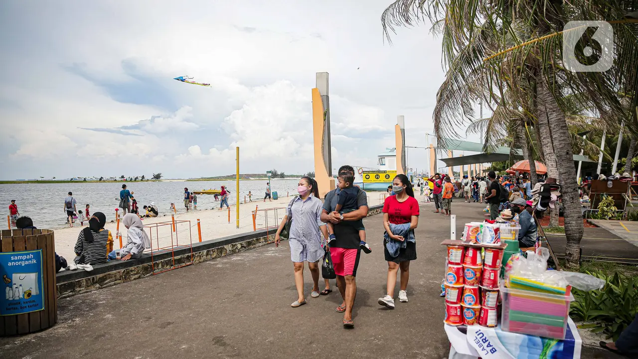 Suasana Pantai Ancol saat Libur Natal 2021