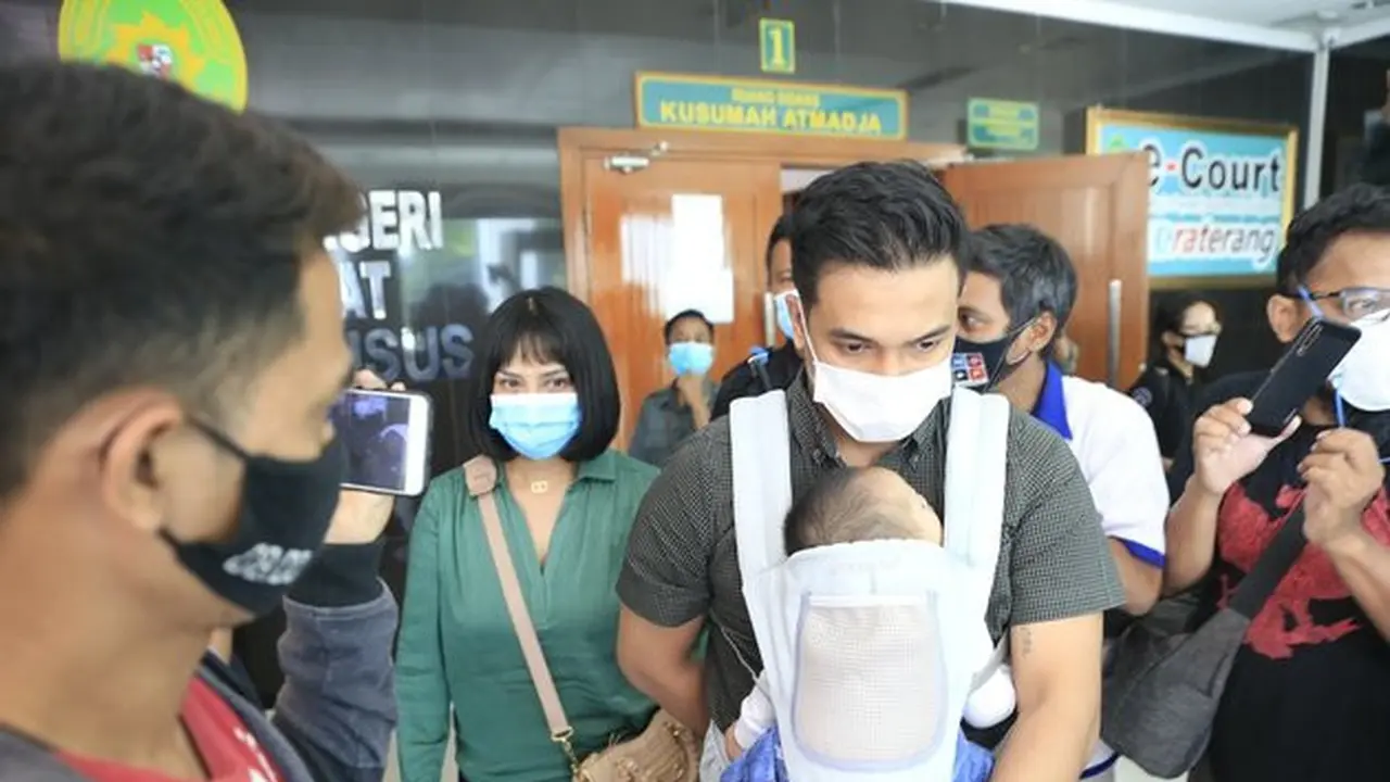 6 Potret Bibi Ardiansyah Gendong Anak Saat Temani Vanessa Angel Jalani Persidangan