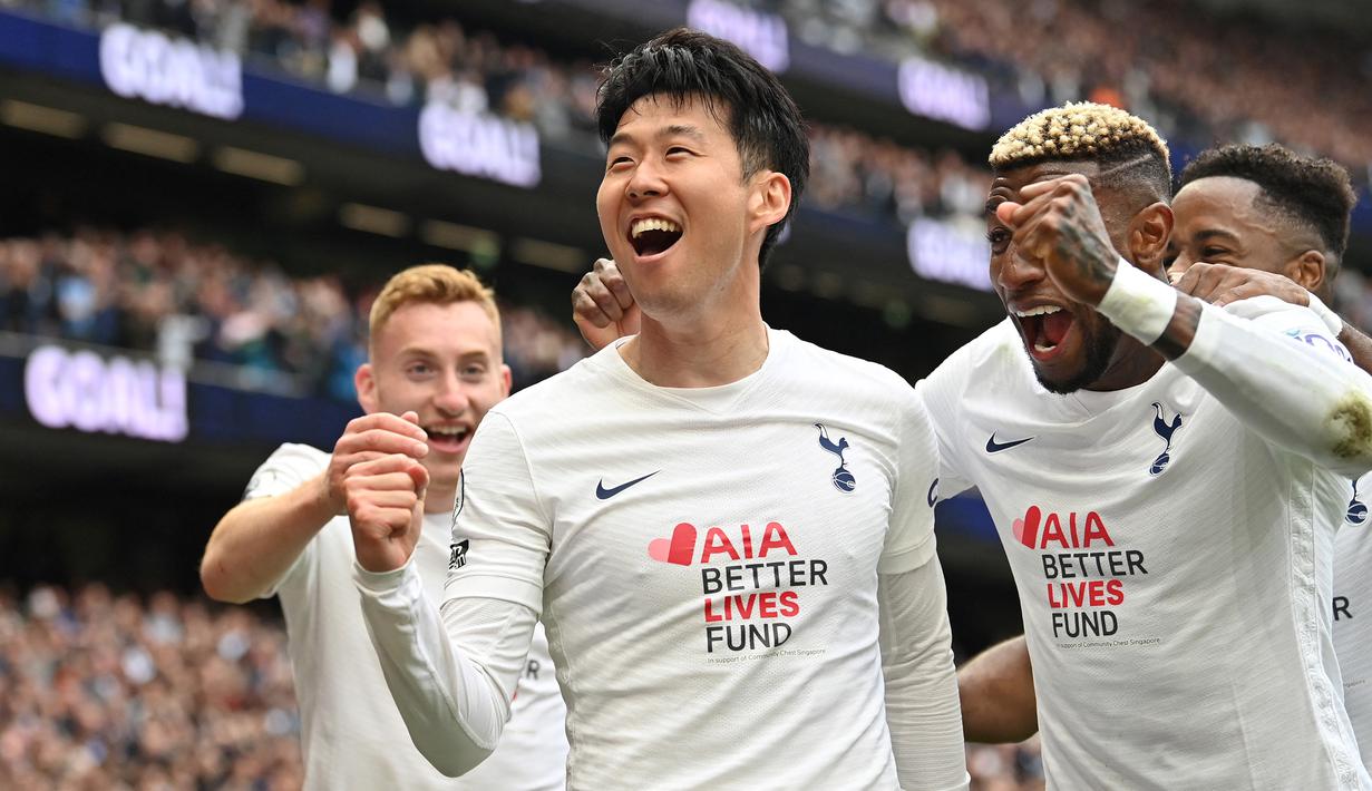 <p>Sayap kiri Tottenham Hotspur, Son Heung-min tampil tajam musim 2021/2022 dengan mengoleksi 20 gol di semua ajang sejauh ini. Jika ditotal, hingga kini ia telah mencetak 127 gol selama 7 musim membela Spurs. Tercatat 7 klub Inggris, termasuk Man City jadi lumbung golnya. (AFP/Glyn Kirk)</p>