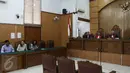 Suasana sidang perdana perceraian Dewi Rezer dan Marcellino Lefrandt di Pengadilan Negeri Jakarta Selatan, Kamis (7/4). Dewi melayangkan gugatan cerai terhadap suaminya,  Marcellino Lefrandt  pada 2 Maret 2016 lalu. (Liputan6.com/Herman Zakharia)